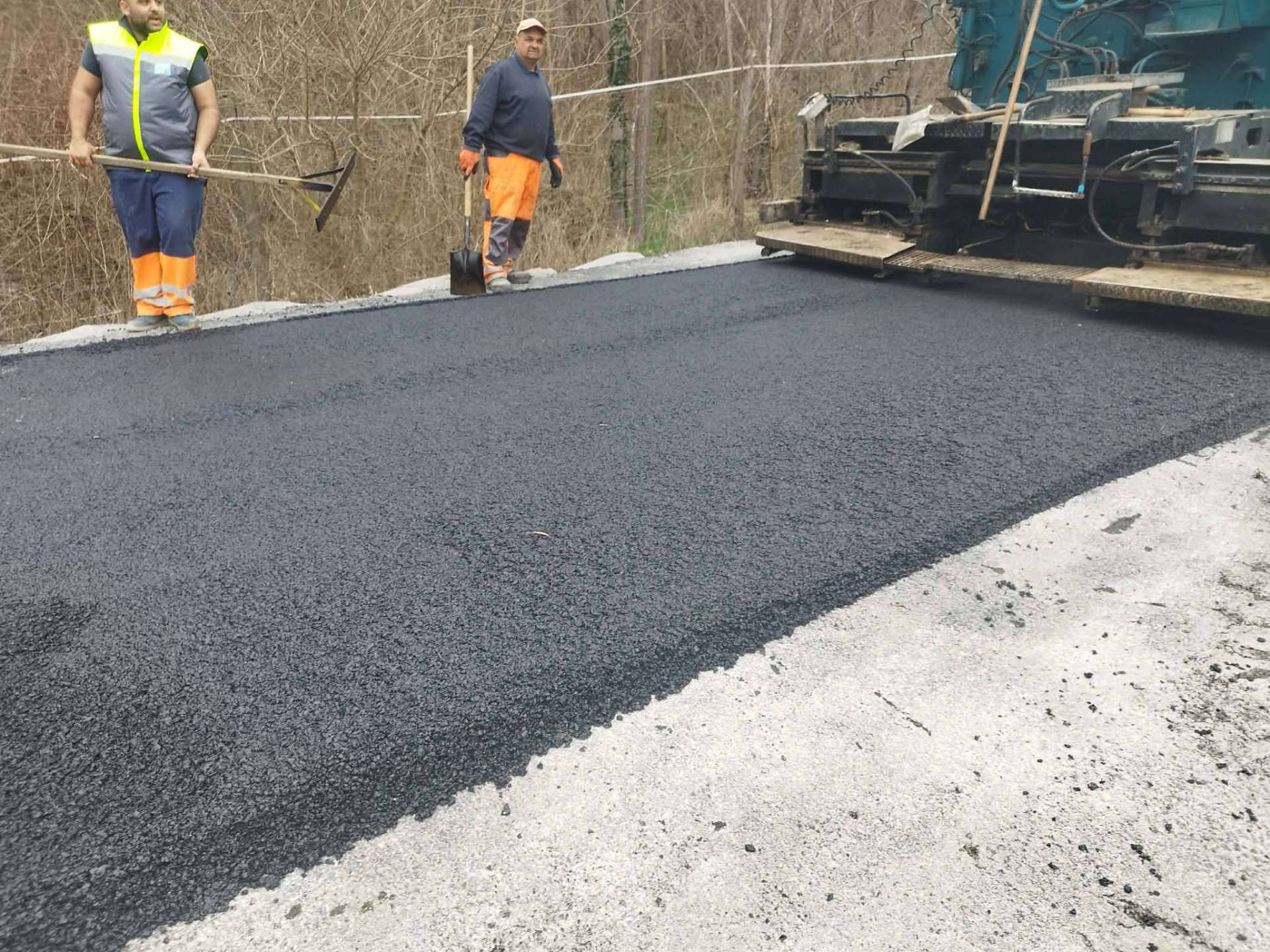 Aszfaltozó gép munka közben